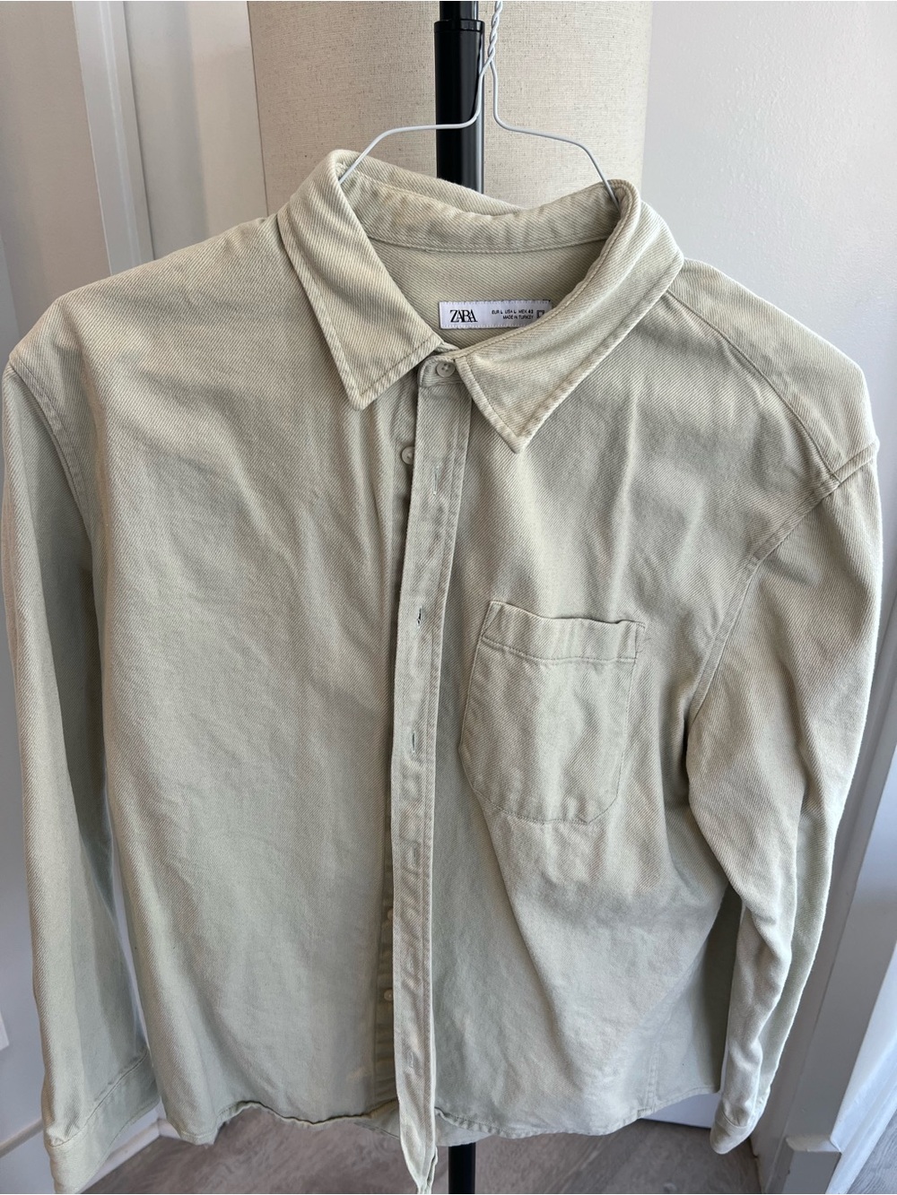Zara Men’s Button-Down Shirt in Light Green